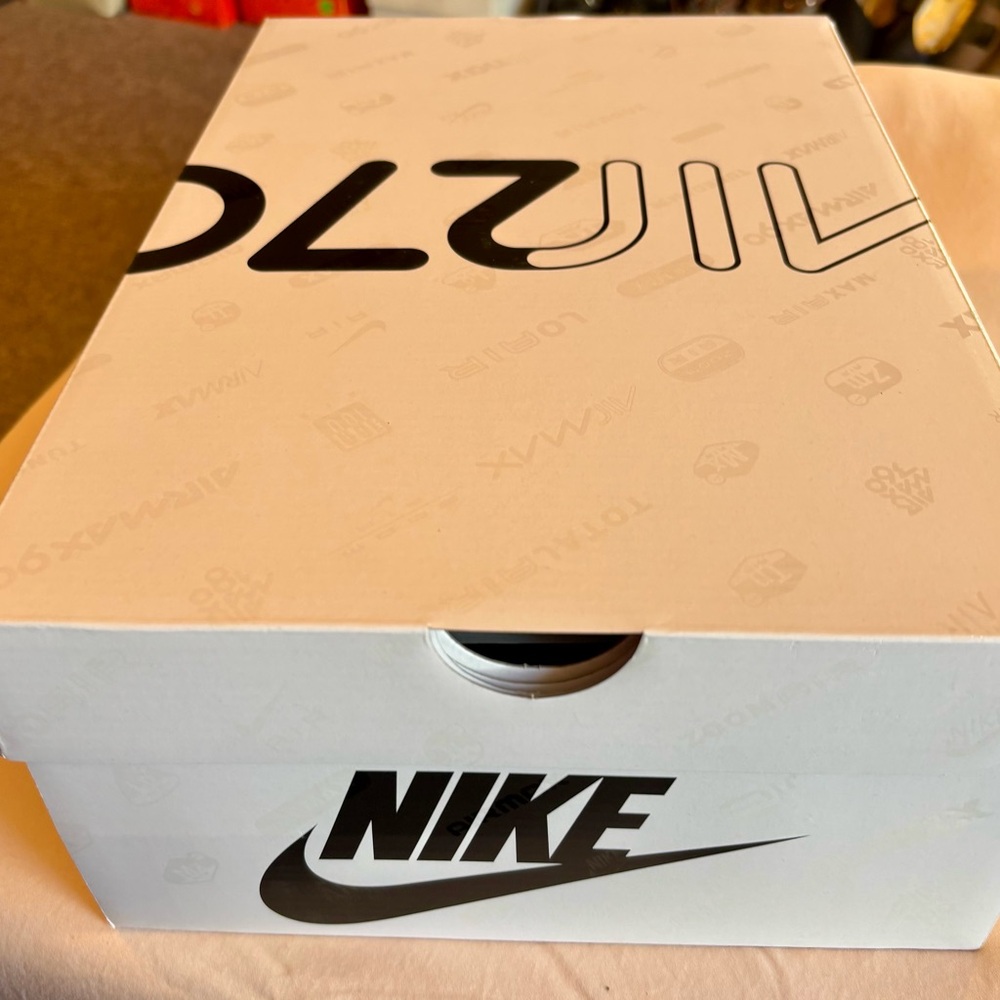 Nike Air Max 270 in Black and White - Picture 9 of 9